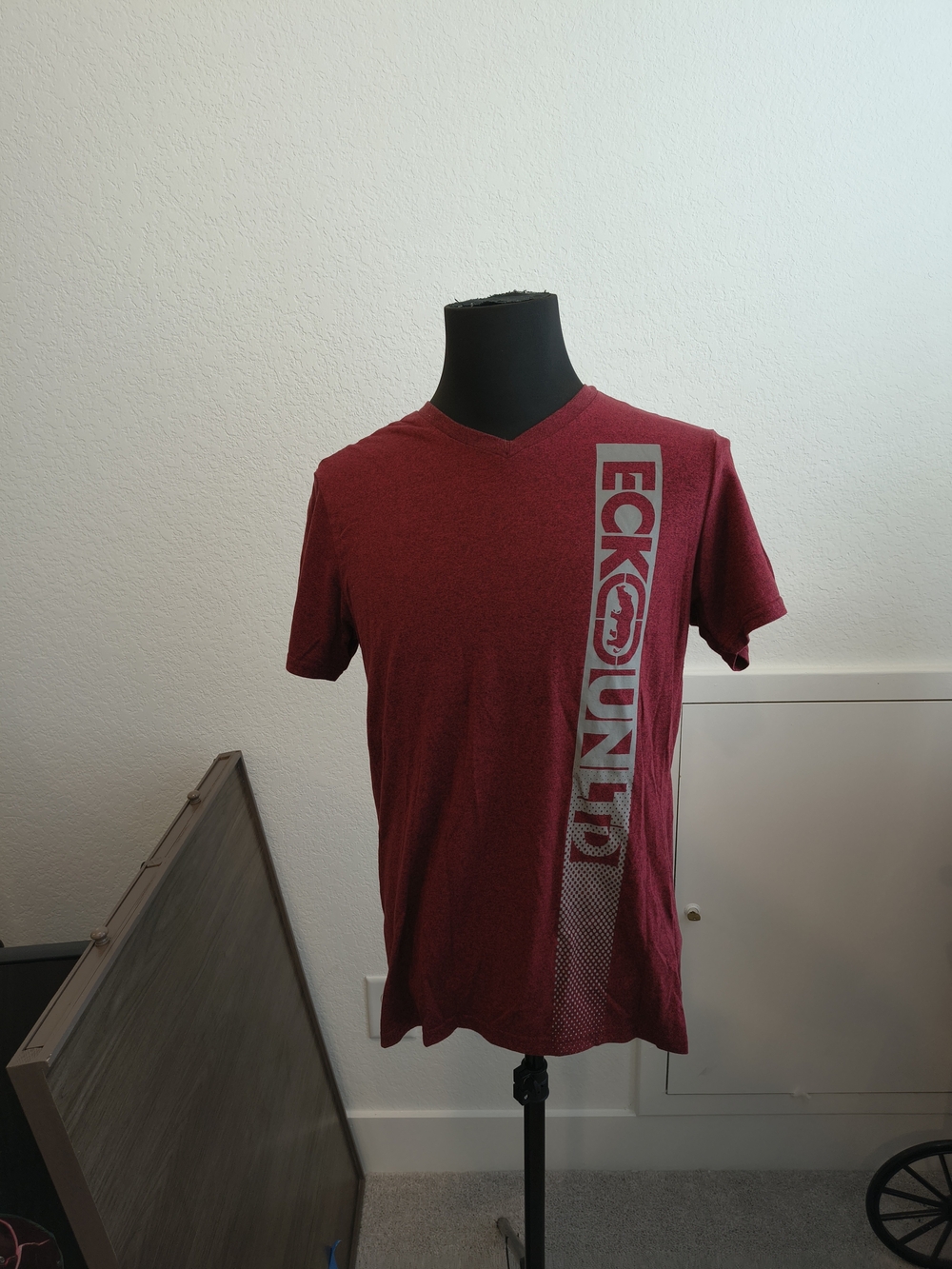 Ecko Unlimited Men's Red V-Neck Graphic Tee